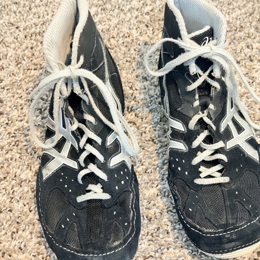 ASICS Wrestling Shoes. Black and Gray High-Top Sneakers
